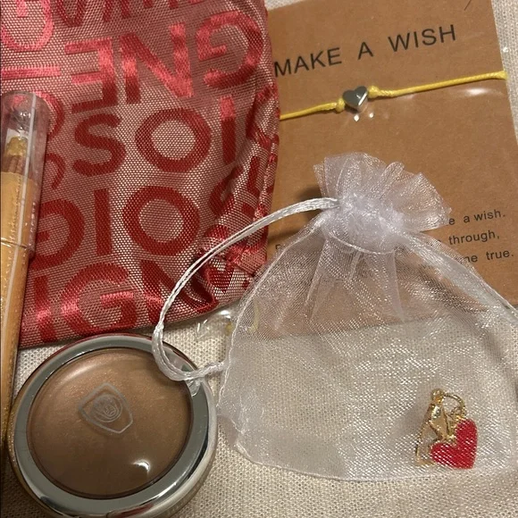 COVERGIRL beauty bundle Set with Red Pouch - Picture 4 of 4